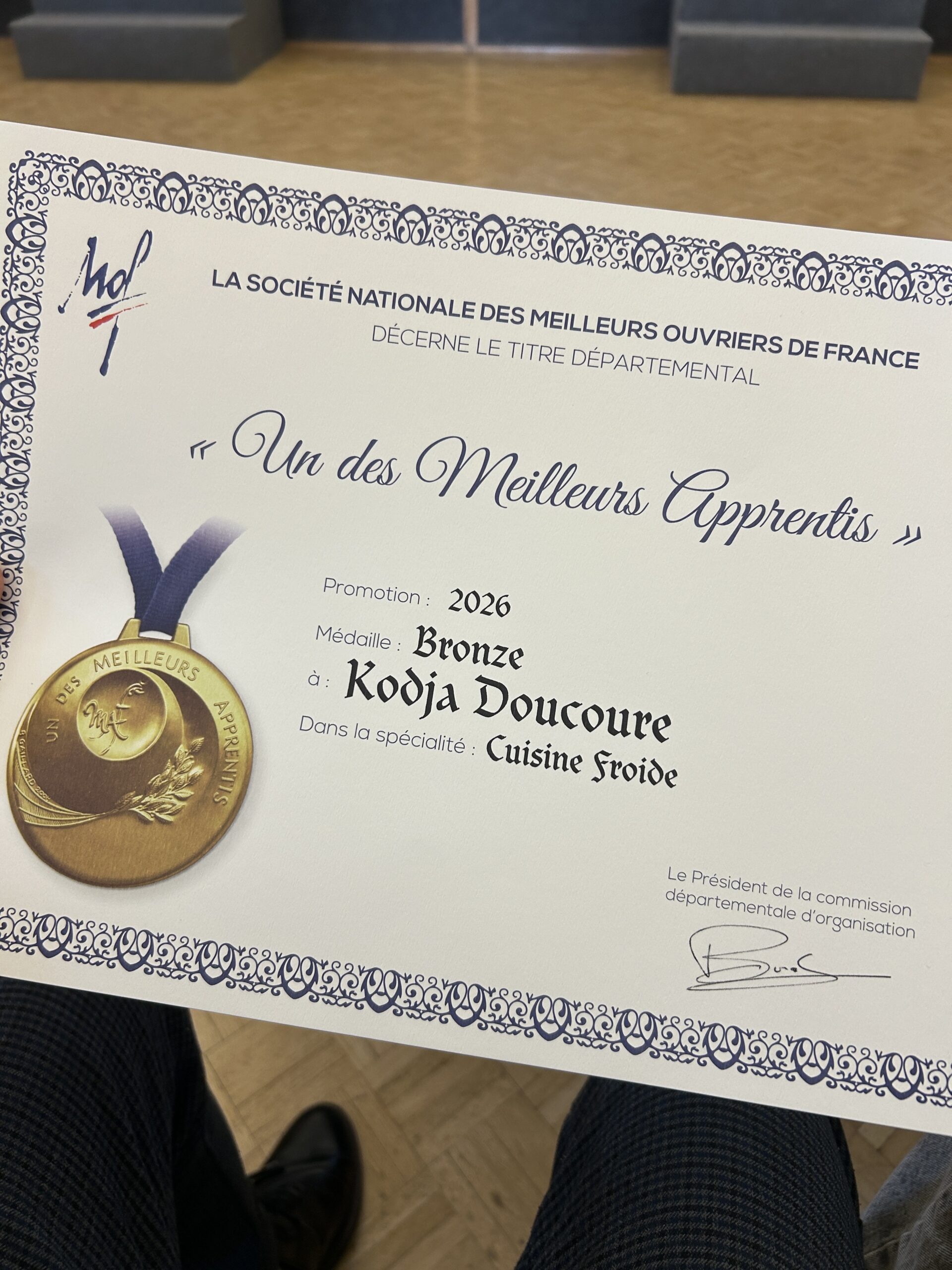 Remise de la médaille de bronze à Kodja DOUCOURE
